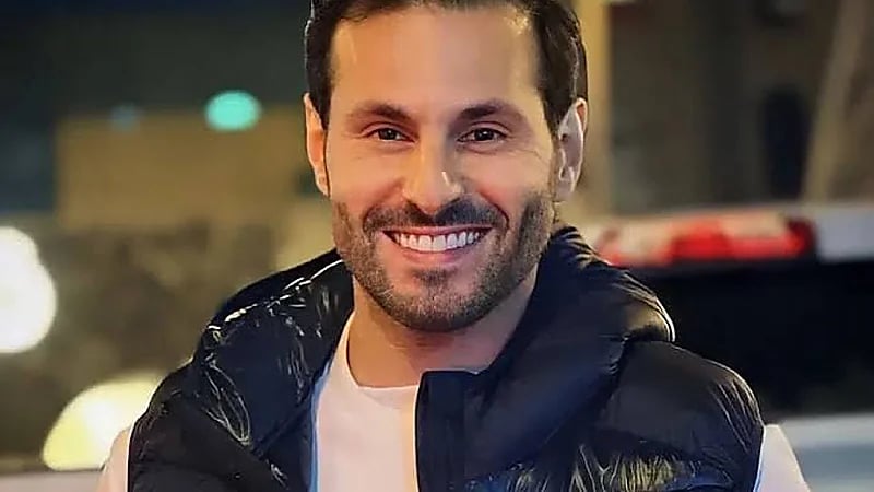 مذيعة تتجاهل وعكة صحية للفنان علي كاكولي على الهواء وتثير غضب المتابعين..فيديو