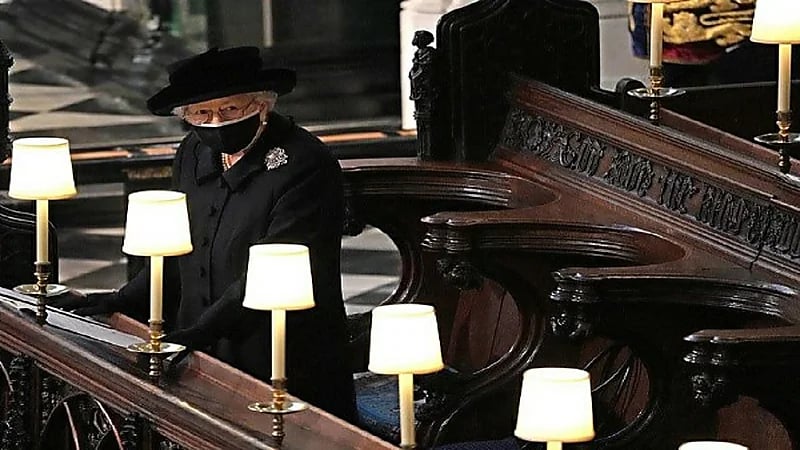 سبب جلوس ملكة بريطانيا بمفردها في وداع زوجها الراحل الأمير فيليب
