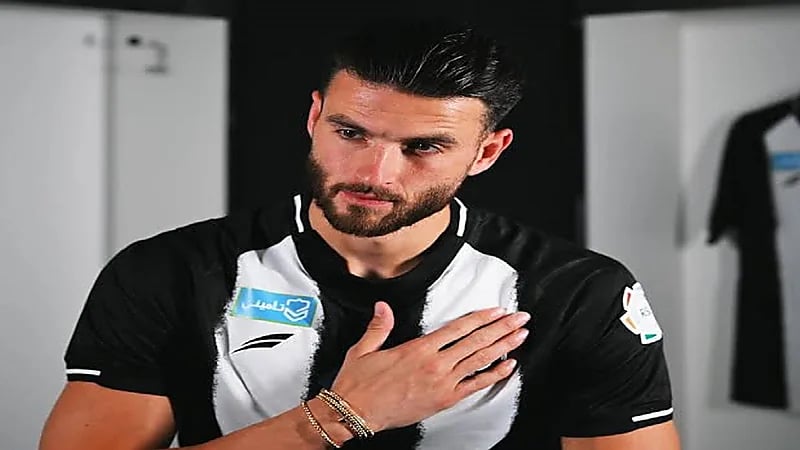 مدافع الشباب يمزح مع مشجع هلالي: هذا ليس جيدًا.. فيديو