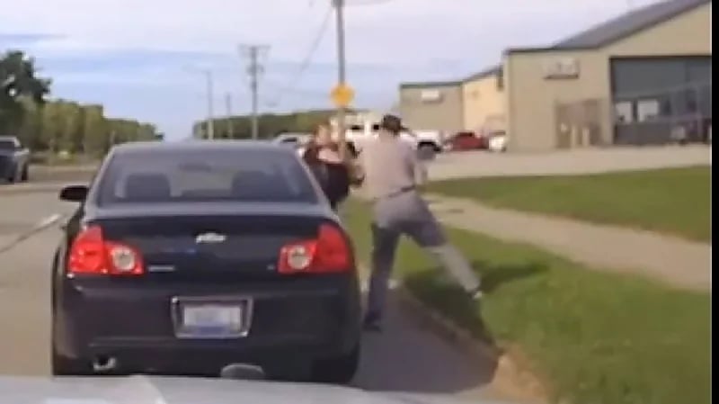 شاهد .. موقوف يعتدي على شرطية أمريكية أثناء عملها