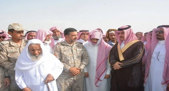 بالصور.. محافظ صامطة ينقل تعازي القيادة لأسرة الشهيد الحمدي