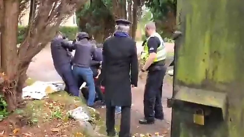 بالفيديو.. القنصل الصيني في مانشستر يعتدي بالضرب على المتظاهرين