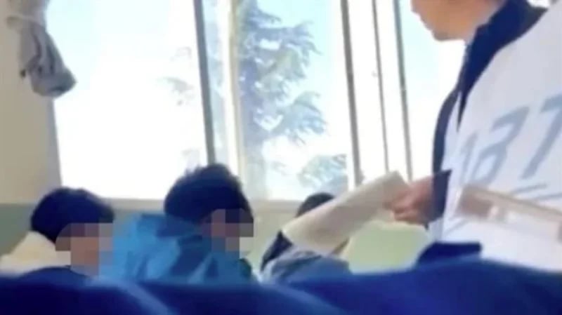 شاهد.. معلم يسحل طالب في الفصل