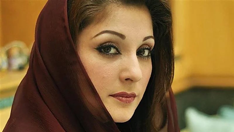 رئيسة وزراء إقليم البنجاب تدفع امرأة بطريقة مهينة .. فيديو