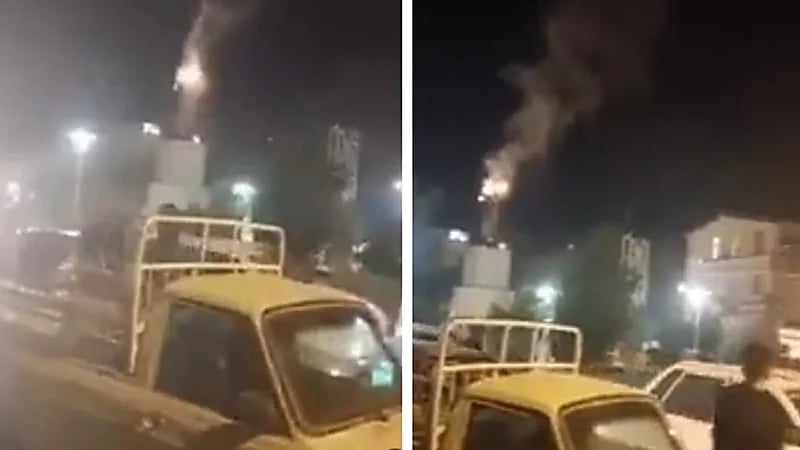 شاهد.. إيرانيون يشعلون النار في تمثال سليماني