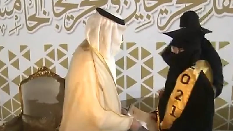 بالفيديو.. عبير الحربي تتسلم أول وثيقة تخرج بلغة " برايل "