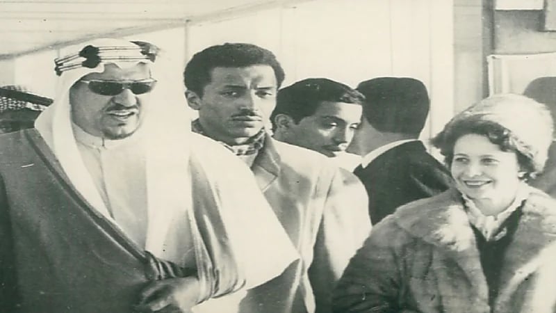 صورة قديمة للملك سعود مع أسرته في فيينا