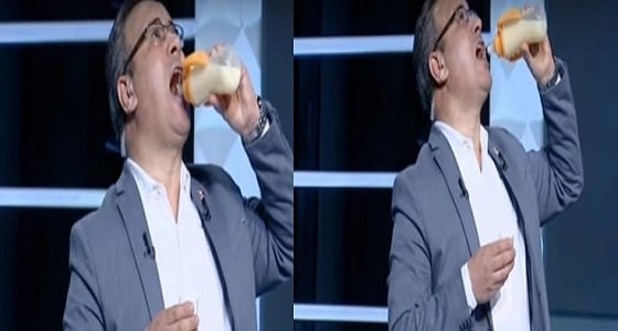 بالفيديو.. إعلامي مصري بـ " ببرونة " وتصرفات كالأطفال على الهواء