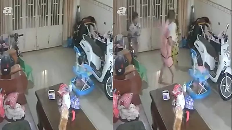 أم تنقذ رضيعها في اللحظات الأخيرة قبل انهيار منزلهم بعدما نسته بداخله.. فيديو