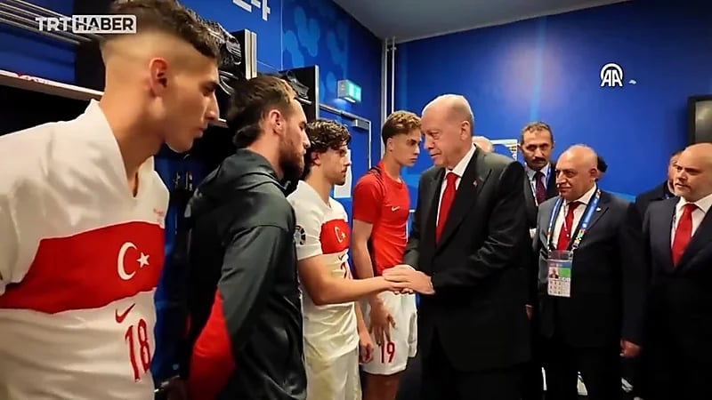 أردوغان يواسي لاعبي تركيا في غرفة الملابس بعد الهزيمة من هولندا .. فيديو