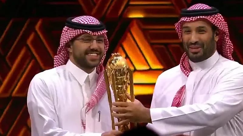 ولي العهد يتوج فريق "فالكونز" بكأس العالم للرياضات الإلكترونية 2025 .. فيديو