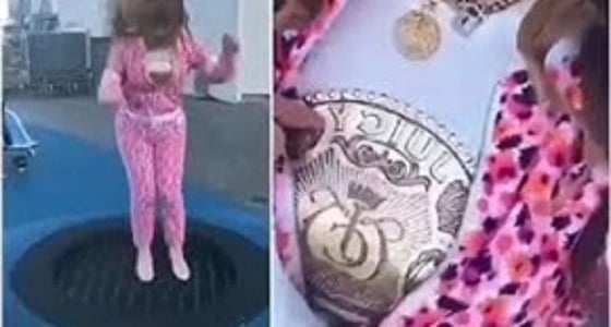 بالفيديو.. فنانة سورية تتجول في الشارع بـ " بيجامة "