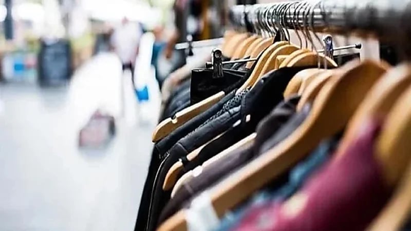 السجن لعامل هتك عرض فتاة أثناء شراءها لملابس