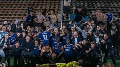 احتفال مثير لناد باريس أف سي بالصعود للدوري الممتاز