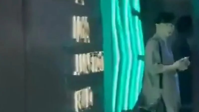 الأهلي يطرد صحفياً يابانياً قام بالتجسس على الفريق .. فيديو