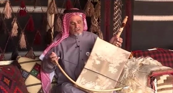 بالفيديو.. كفيف يجذب أنظار زائري الجنادرية 32 بعزفه الرائع