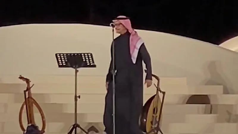 بالفيديو.. ردة فعل رابح صقر تجاه شخص ناداه باسمه في حفله بالعلا