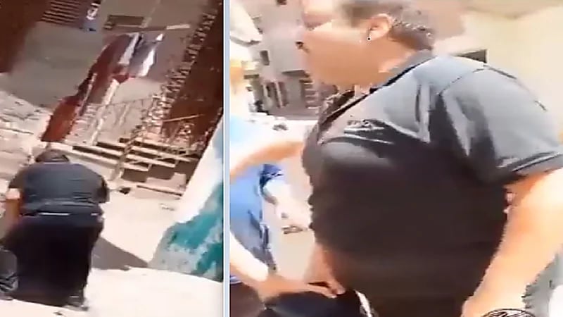 رجل يسحل شقيقته في الشارع أمام المارة..فيديو