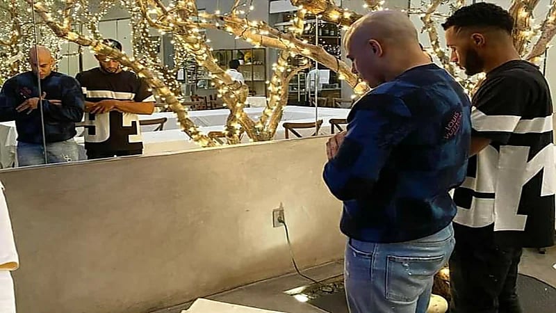 بعد البدلة العارية.. محمد رمضان يصلي في أمريكا (صور)