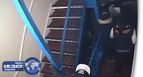 بالفيديو.. أب يشاهد ابنه يموت طعنا في مشاجرة