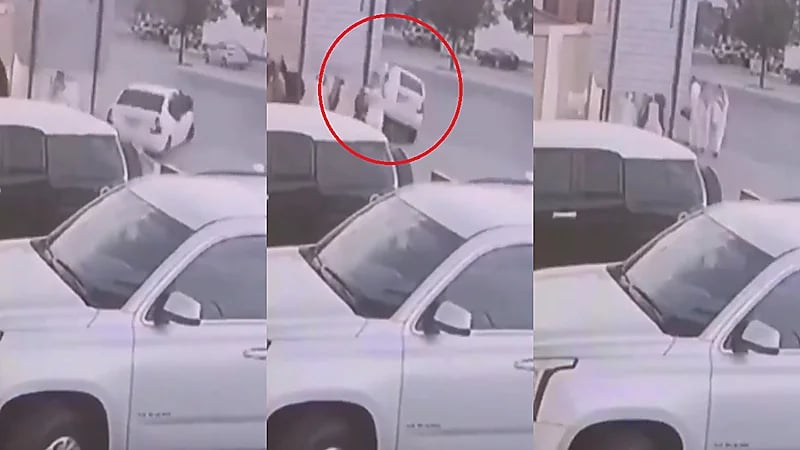 شاهد..مفحط يصدم مصلين إثر خروجهم من المسجد