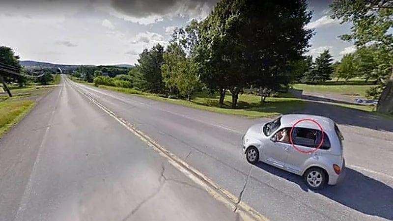 امرأة تكتشف كائنات غريبة وغير عادية في سيارة على جوجل إرث