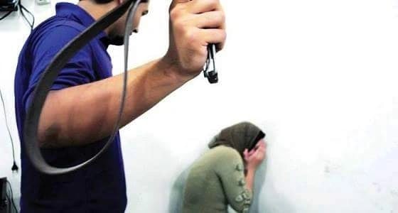 إماراتي يهدد زوجته بحرق جميع ملابسها اذا لم تغادر المنزل