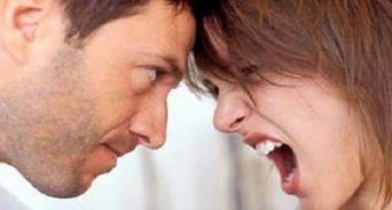 رجل صيني يتعرض للضرب من زوجته وامها امام اقاربهم لسبب مثير !!   