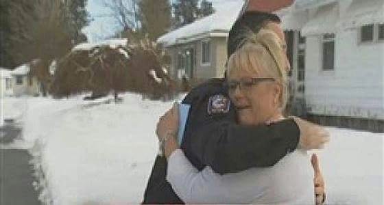 بالفيديو  ..شجاعة شرطي تنقذ امرأة من الموت حرقا داخل سيارتها