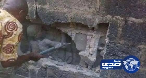 اخراج فتى حيا بعد احتجازه 3 أيام داخل جدار