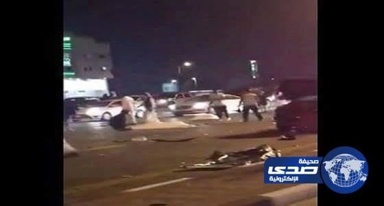 بالفيديو.. مصرع 5 أشخاص في تصادم ثلاث سيارات نتيجة السرعة الزائدة