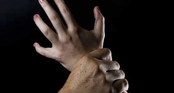 مقيم عربي يعتدي على عاملة فلبينية أثناء تنظيفها منزله بعجمان