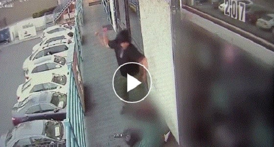 بالفيديو.. كوري يٌهشم رأس فتاة بشاكوش.. والسبب!