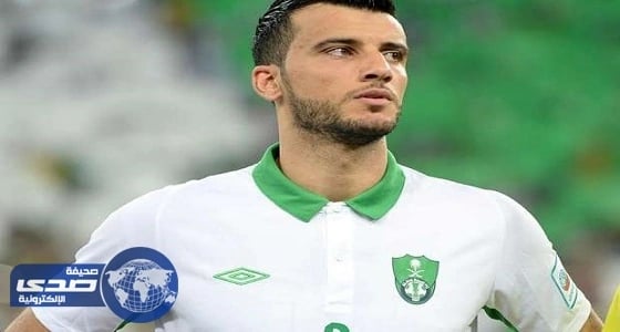 بالفيديو.. عمر السومة ينتزع هاتفا من يد مشجع بالقوة