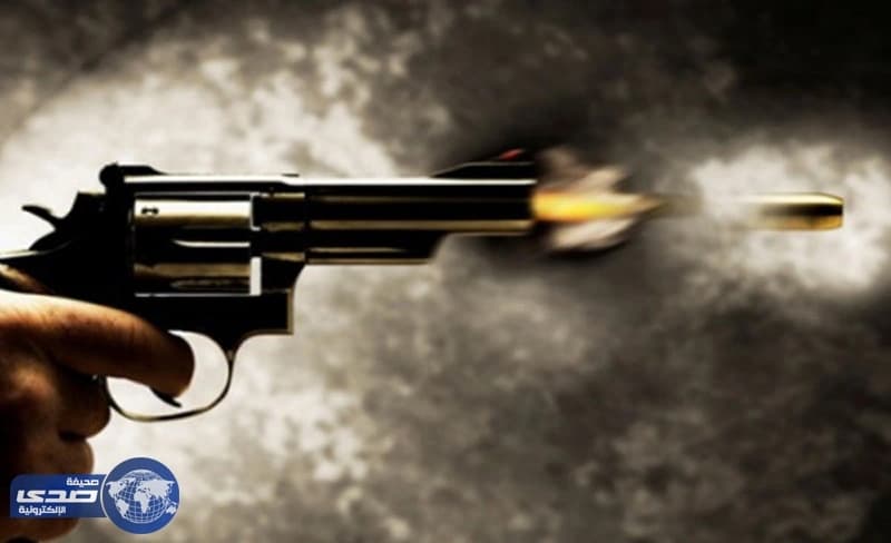 بالفيديو.. أب يٌطلق النار على ابنه لدفاعه عن والدته