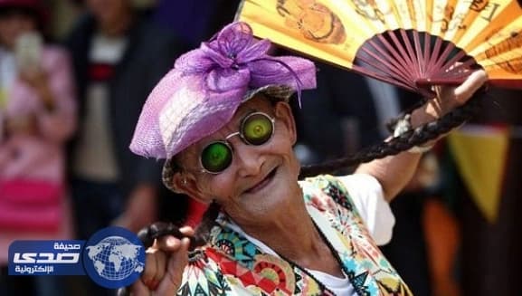 بالصور.. عجوز صيني يرتدي الزي النسائي لمدة 14 عاماً لاسعاد والدته