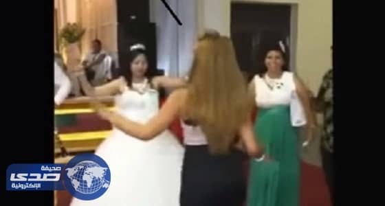 بالفيديو.. فتاة تخلع حذاءها وترقص أمام عروس حبيبها السابق لإغاظتها