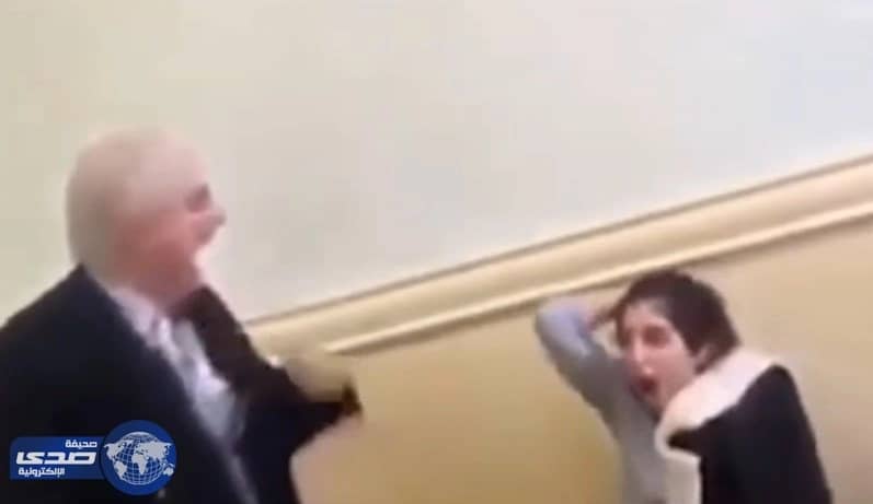 بالفيديو.. مدرس يلتهم شعر طالبة.. والسبب!