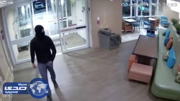 بالفيديو.. مٌلثم يحاول اغتصاب موظفة بفندق