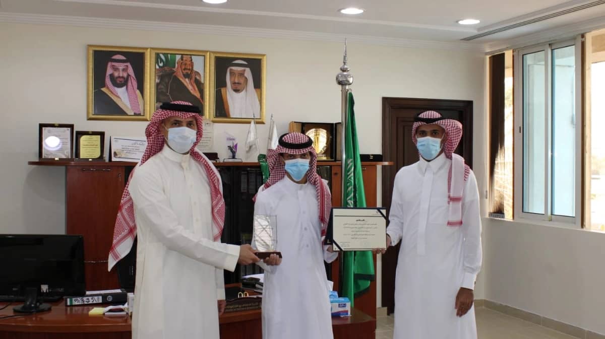 شاهد.. لصان يحاولان سرقة مركبة مواطن من أمام منزله بالرياض