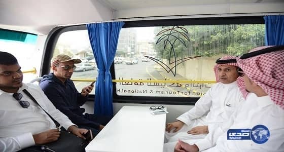 بعد جولة الباص السناني يسأل عسيري مندهشا: كيف تذهب إلى تركيا لتصوير أعمالك وتترك مدينتك الساحرة؟!