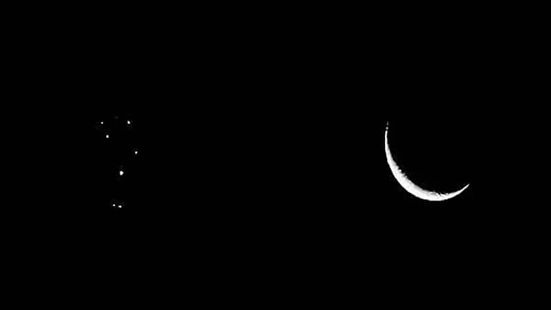 بالصور .. موعد اقتران القمر والثريا بقران "تاسع"