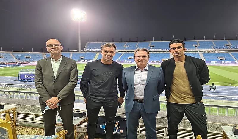 شاهد.. غوميز يهدي تيشيرته الخاص للسفير الفرنسي بالمملكة والأخير يعلق