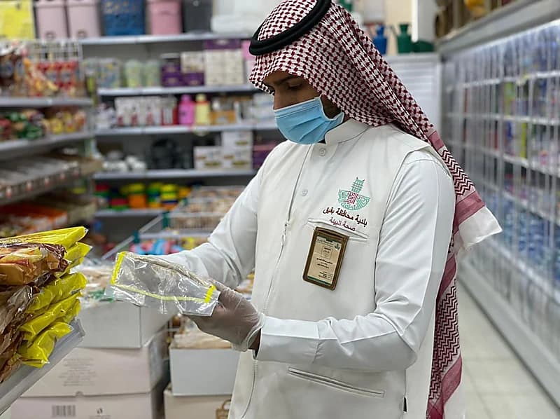 السفير الفرنسي بالرياض يكشف عن سر استبدال سجاد السفارة باللون البنفسجي "فيديو"