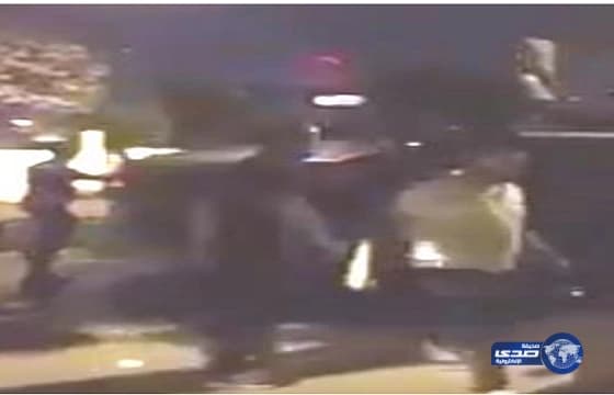 بالفيديو.. رجلان يعتديان بالضرب على ثالث في جدة ويفقدانه وعيه