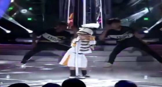 بالفيديو..طفلة تبهر الجمهور بتقليدها نجمة عالمية