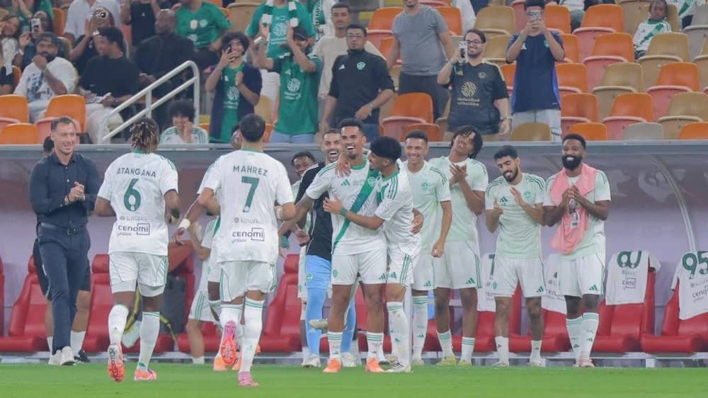 الأهلي يتخطى القادسية بثنائية .. صور