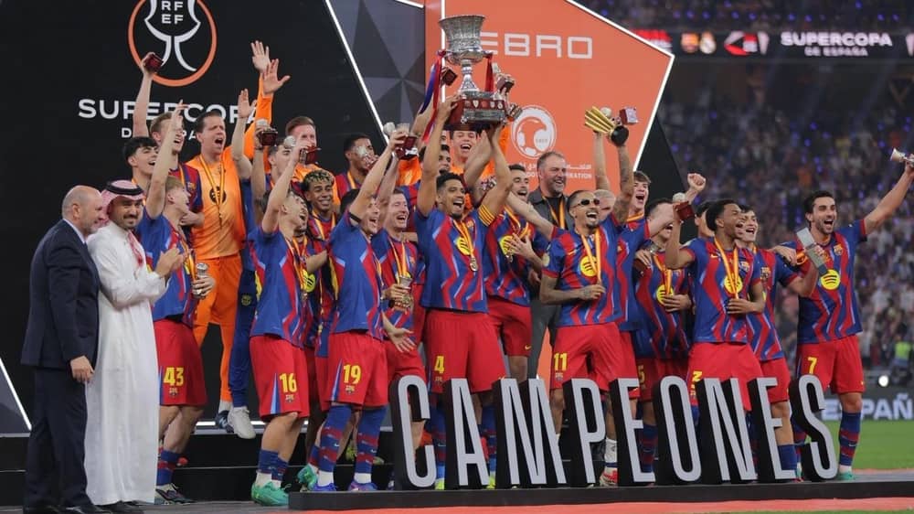 سمو وزير الرياضة يتوج برشلونة بكأس السوبر الإسباني .. صور
