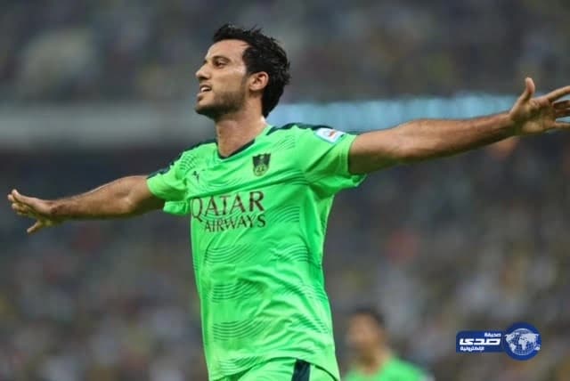 بالفيديو : السومة يهدى كأس السوبر لطفل أهلاوى "مريض"