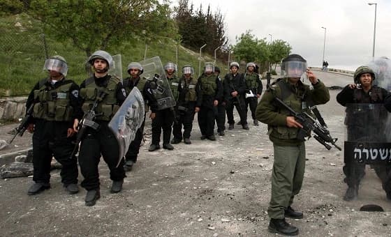 قوات الاحتلال تعتقل عددا من الفلسطينيين في محافظة طولكرم